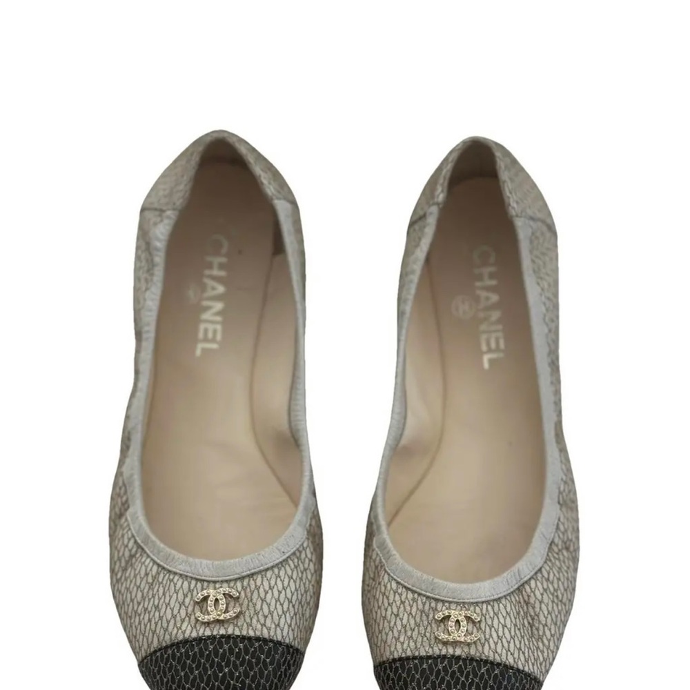 CHANEL Women's Brown and Black Textured Loafers - Picture 3 of 11